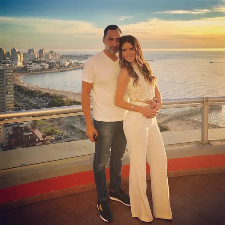 La pareja intercambió teléfonos y comenzaron a mensajearse, aunque él tenía que dejar México a los pocos días de conocerse, decidió cambiar su vuelo para tener su primera cita con la actriz. “Tuvo que cancelar su vuelo si me quería conocer porque le di la cita hasta una semana después", le dijo a Jorge Van Rankin.