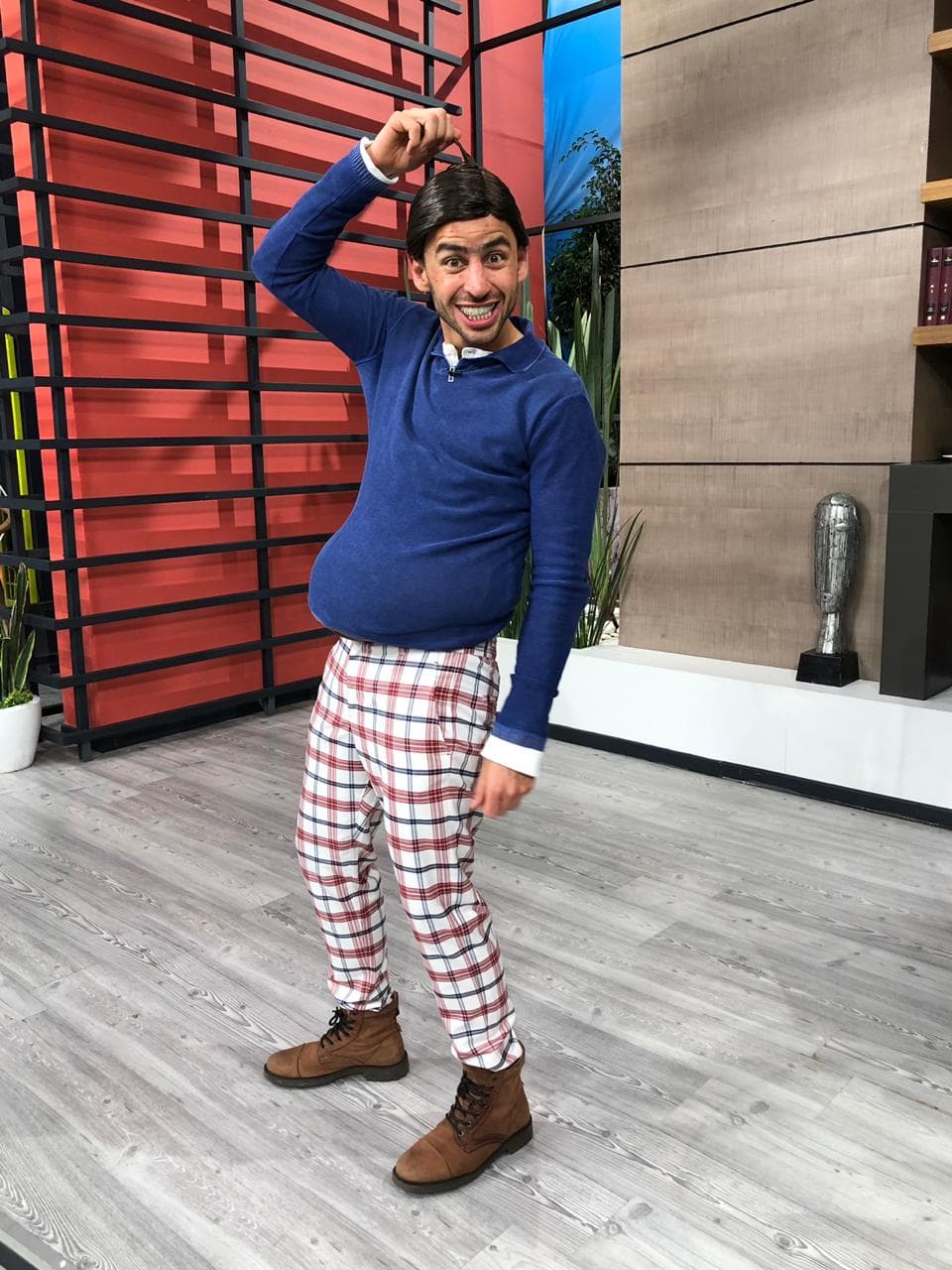 Chano está más irresistible que nunca siendo Ulises el feo de "Amigas y rivales".