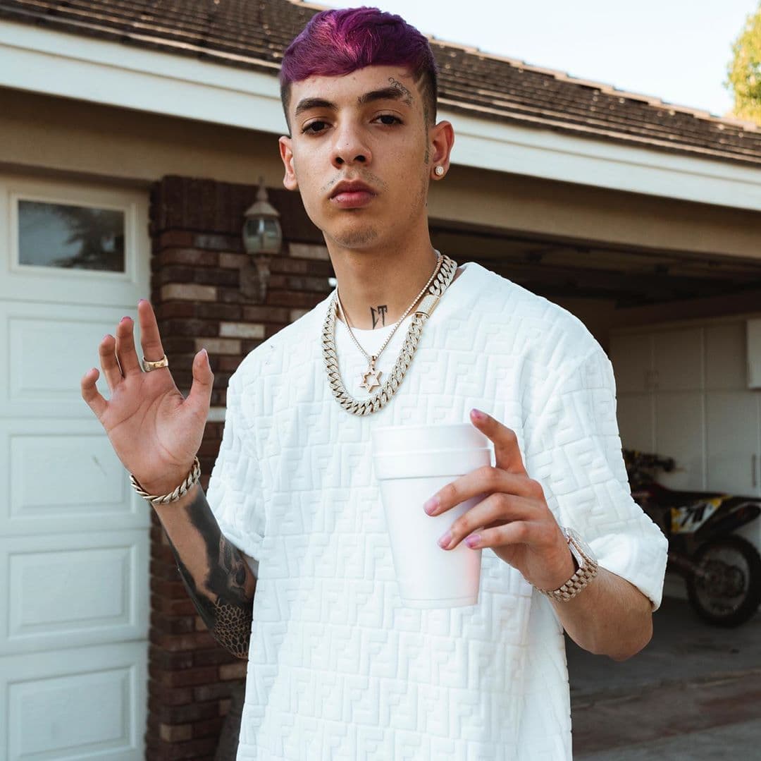 Natanael Cano causa polémica al lanzar un balón a los carros