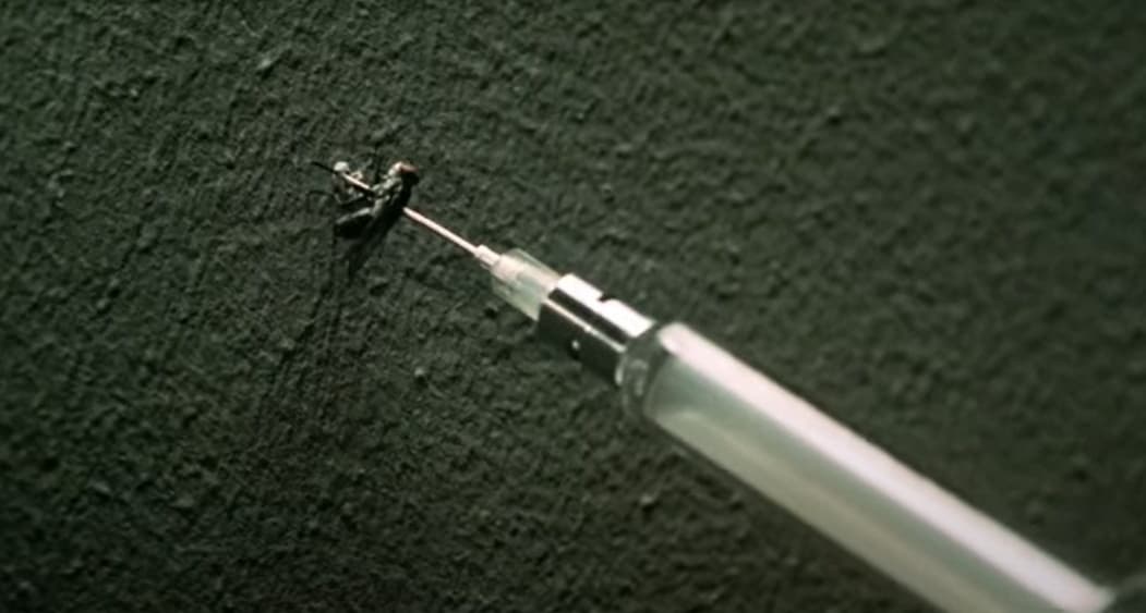 En la escena post créditos de 'Daredevil', un lesionado Bullseye (interpretado por Colin Farrel) sale en escena. Si bien tiene heridas por todo su cuerpo, con los pocos dedos ilesos que tiene es capaz de matar a una mosca con una jeringa, lo que prometía el regreso de este villano en una secuela que nunca se hizo.