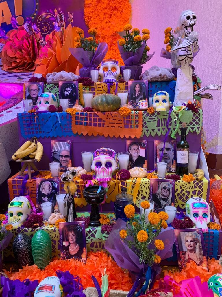 Se colocaron además imágenes de famosos que fallecieron recientemente y que siempre recordaremos como: Wanda Seux, Charlie Montana, Jorge Navarro, Yoshio, Pilar Pellicer, La Parka, Luis Eduardo Ante, Jorge Vergara y Héctor Ortega.