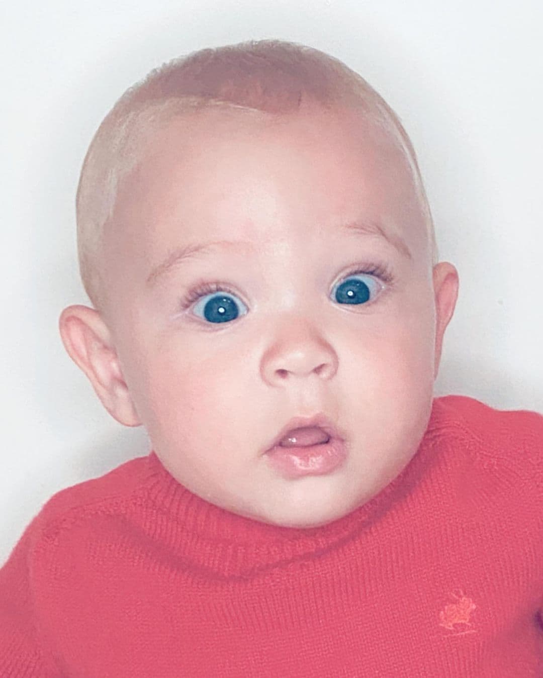 Fue a través de su cuenta oficial de Instagram que la exRBD compartió una serie de imágenes en las que dejó ver lo grande que está su pequeño, a quien le dedicó el mensaje: “Feliz cumpleaños Emiliano 1 !!! Te amamos”.