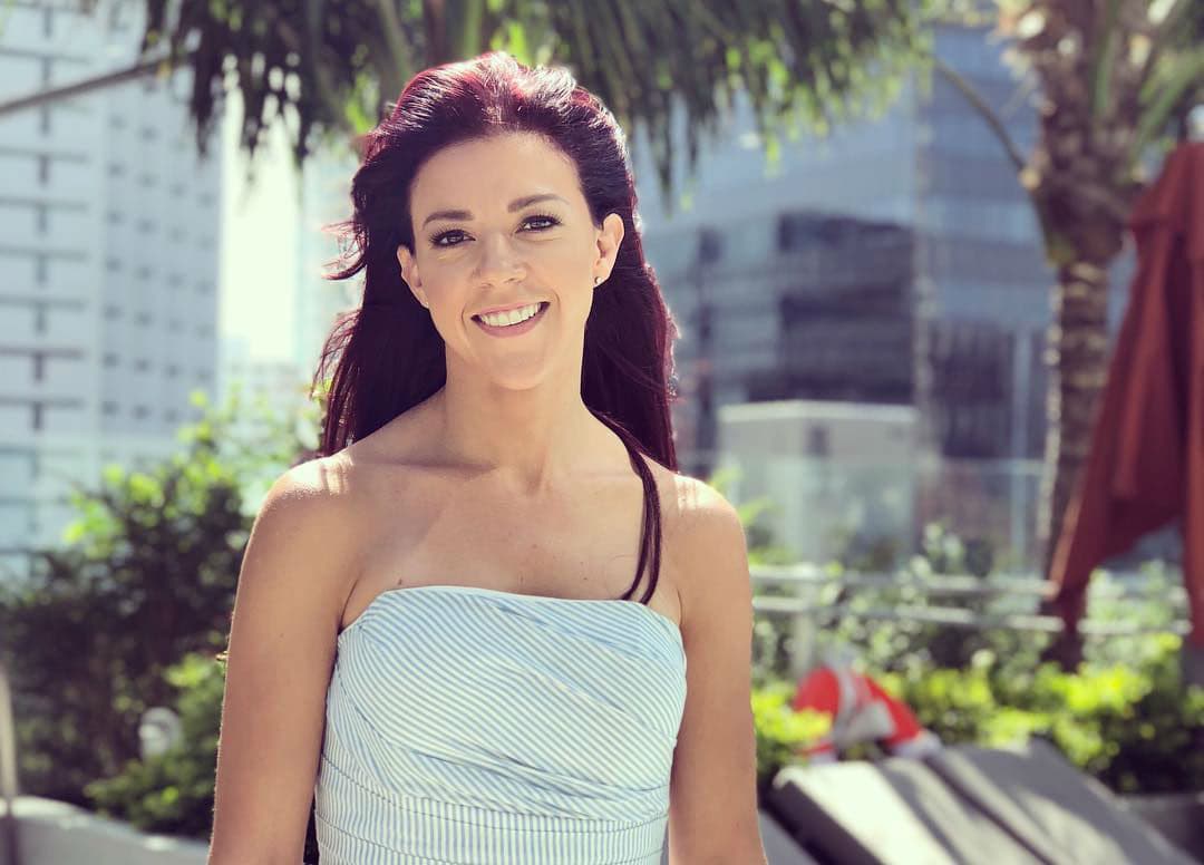 Fernanda Castillo casi enseña de más con apretado bikini