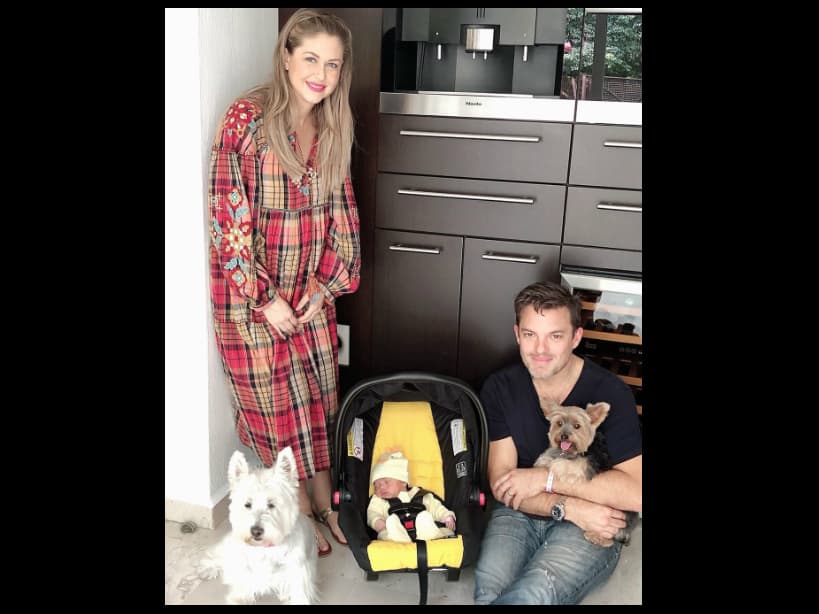 “La llegada a la casa y presentación de #babymartina con @_instataz_ e @_instanicky. Confieso que fue un shock al principio para ellas (sus mascotas), pero ahora no se separan de ella, ahora sí, los 5 juntos”, escribió la actriz en Instagram junto a dos emojis de perro, un bebé y una pareja.
