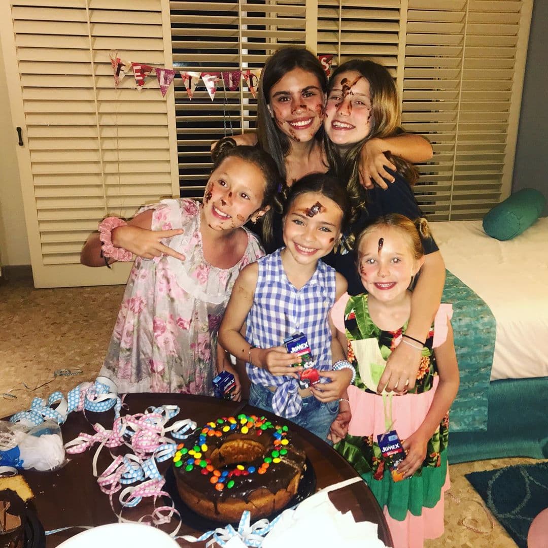 Gabriel Soto organizó una pequeña fiesta para sus hijas en las grabaciones de Soltero con hijas