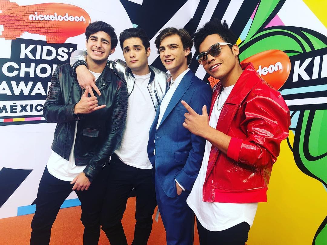 Al final, los cuatro galanes de la banda posaron para la foto. ¿Quién es tu favorito?