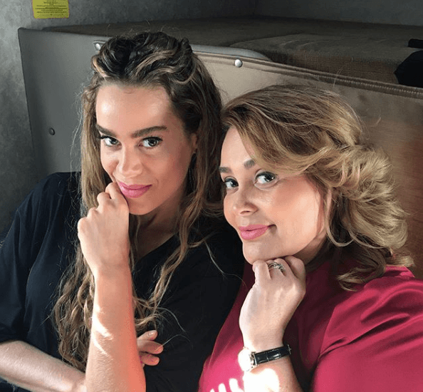 De igual manera, la actriz también suele compartir con su público algunos momentos en compañía de compañeros y amigos del medio. Tal es el caso de esta imagen junto a su amiga, la actriz Candela Márquez.