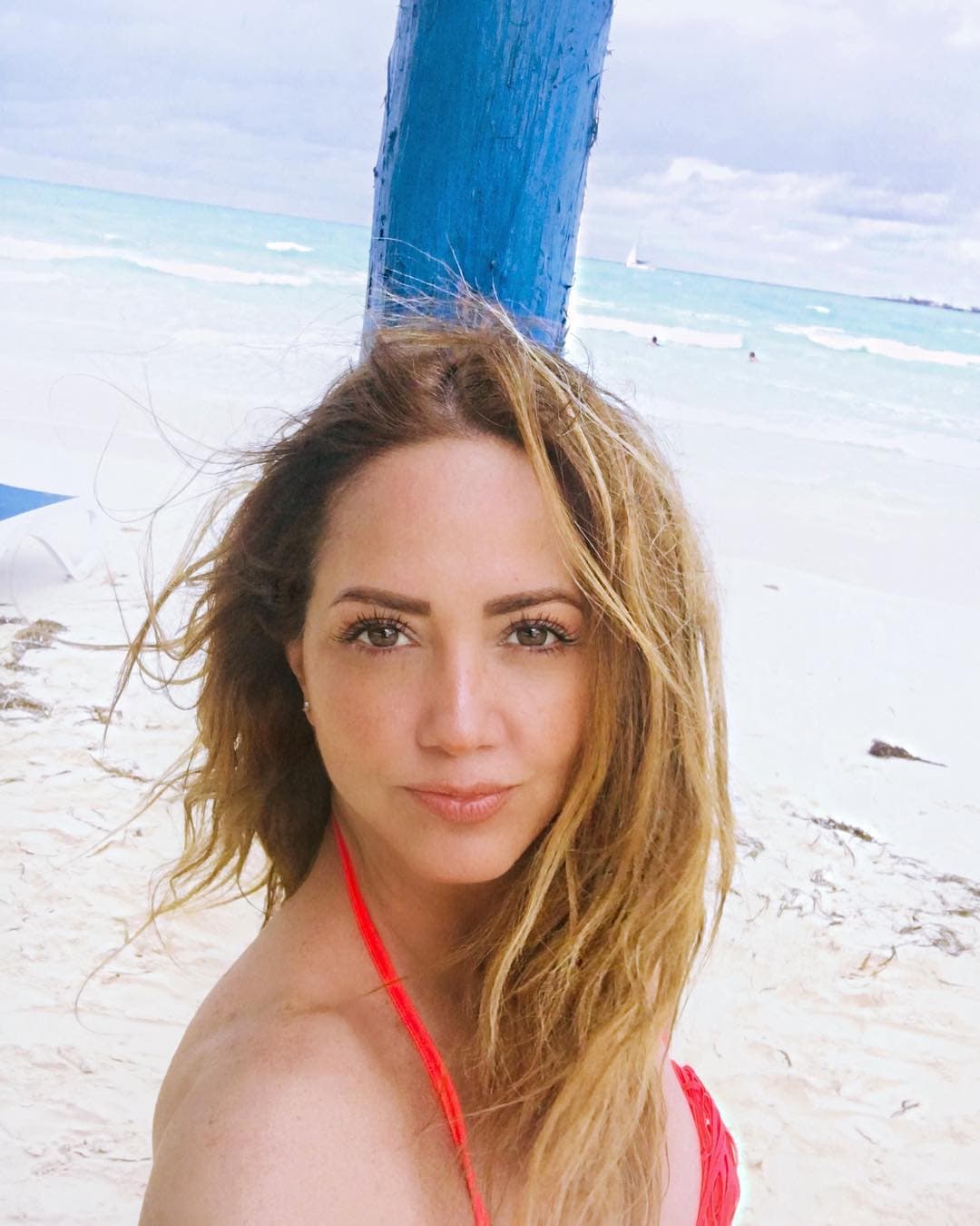 Andrea Legarreta exhibe sus encantos con atrevida foto