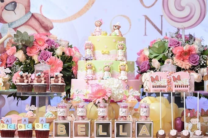 El pastel fue tres pisos y al igual que la fiesta estuvo decorado con pequeñas muñequitas y un oso, los cuales resaltaban de las bases en color rosa, verde y amarillo.