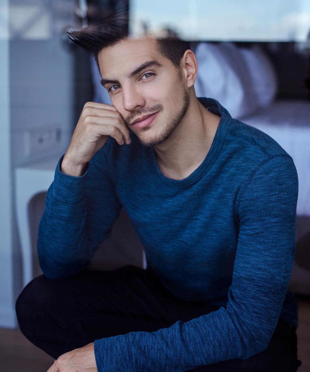 A pocos días de confirmar romance, captan a Vadhir Derbez muy cariñoso con su nueva novia