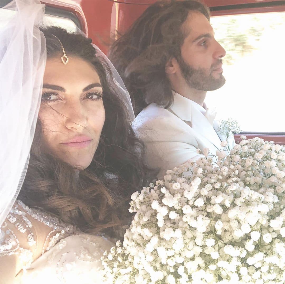 A mediados de septiembre, Ana Victoria, hija de Amanda Miguel y Diego Verdaguer, se casó con el empresario Michael Villalobos en Monterey Bay, California.