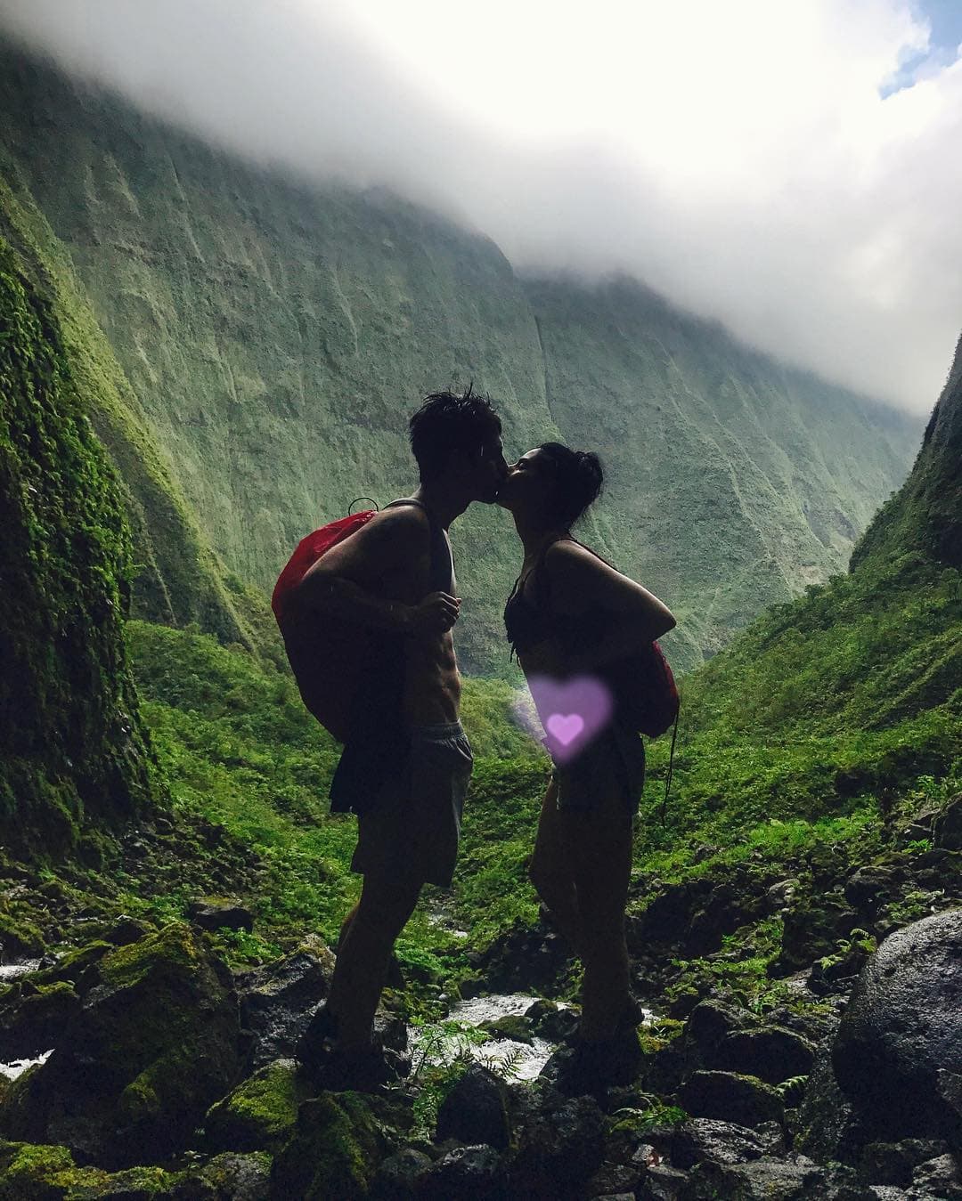 La felicidad de Aislinn Derbez y Mauricio Ochmann creció en septiembre de 2017 cuando anunciaron en Instagram que esperaban a su primer bebé juntos, el cual afirmaron concibieron durante un viaje que realizaron a Hawái.