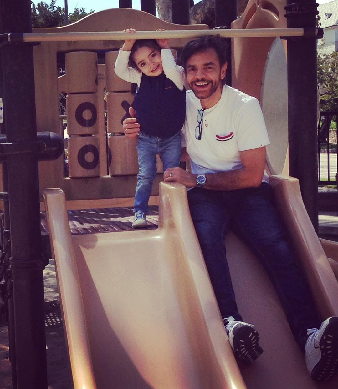 Eugenio Derbez demuestra cómo se divierte con su hija Aitana