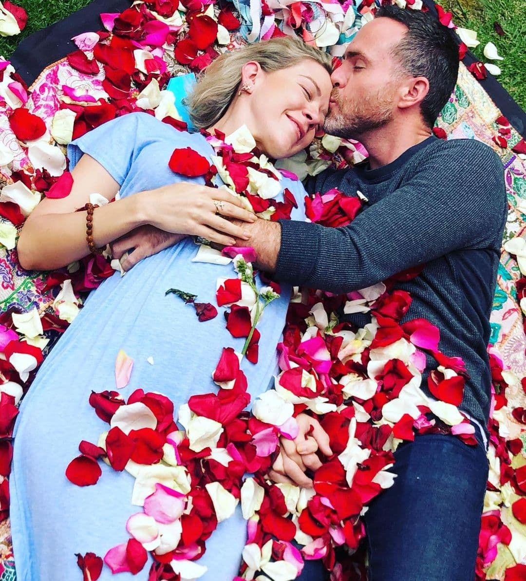 Fernanda Castillo está a pocas semanas de convertirse en madre por lo que a través de redes sociales ha ido compartiendo algunos detalles sobre cómo se prepara para recibir a su primogénito, tal como lo hizo este fin de semana al mostrar imágenes del místico ritual de maternidad que le prepararon sus amigas.