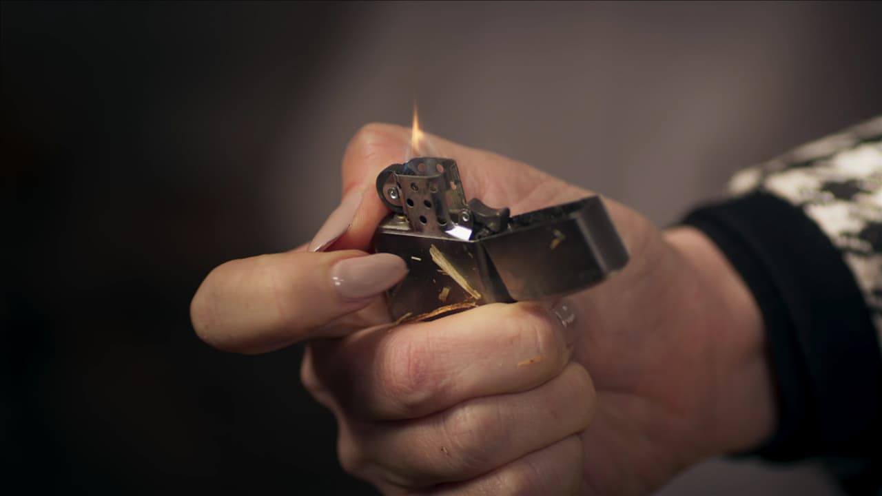 Pese a estar aturdida, 'Soraya' prende la mecha para quemar la cabaña luego de haberla rociado con gasolina.