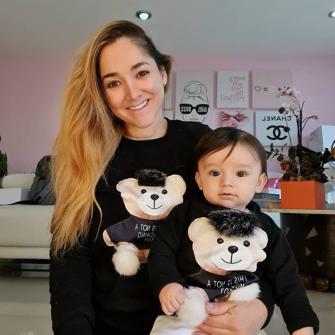 “Sí se puede todo en la vida, hoy en día soy mamá, soy actriz, soy empresaria, soy universitaria, hija, hermana, amiga a distancia y se puede con todo. Es cuestión de echarle muchísimas ganas, de organizarse y de ponerle corazón”, comentó.