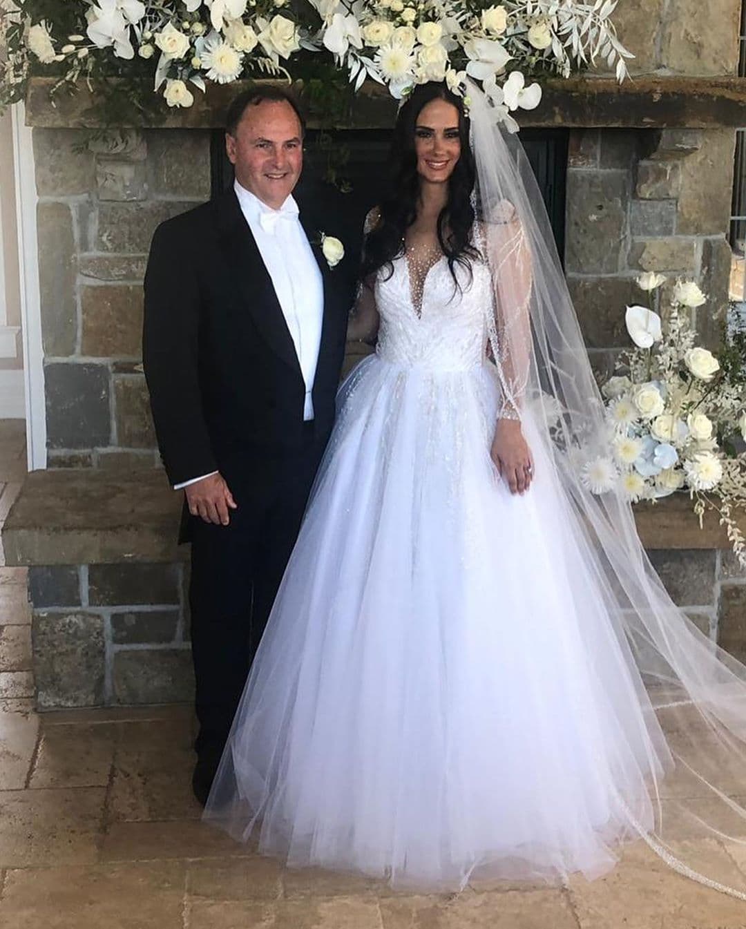 La Ana La Salvia y el empresario canadiense James Mckenzie se dieron el “sí, acepto” en una extravagante y millonaria boda en Victoria, Canadá a principios de mayo. De acuerdo con People en Español, la estrella de ‘Papá a toda madre’ utilizó tres vestidos diferentes para su enlace nupcial.