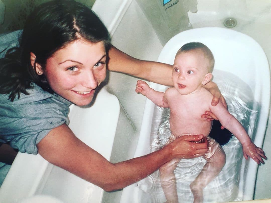 Nicolás nació el 11 de noviembre de 1999 cuando su famosa madre tenía tan solo 20 años. Es fruto de la relación que mantuvo Ludwika Paleta con Plutarco Haza.