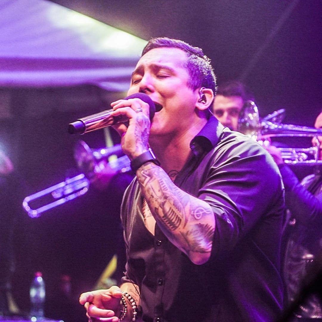 Aunque en el último año se han presentado varios cambios en la agrupación, La Trakalosa ha sabido como seguir produciendo música de primer nivel. “Es Muy Irresponsable”, éxito lanzado el pasado mes de agosto, suma más de 300 mil reproducciones.