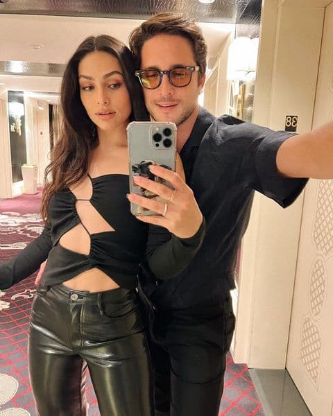 La pareja se dejó ver más que enamorada.