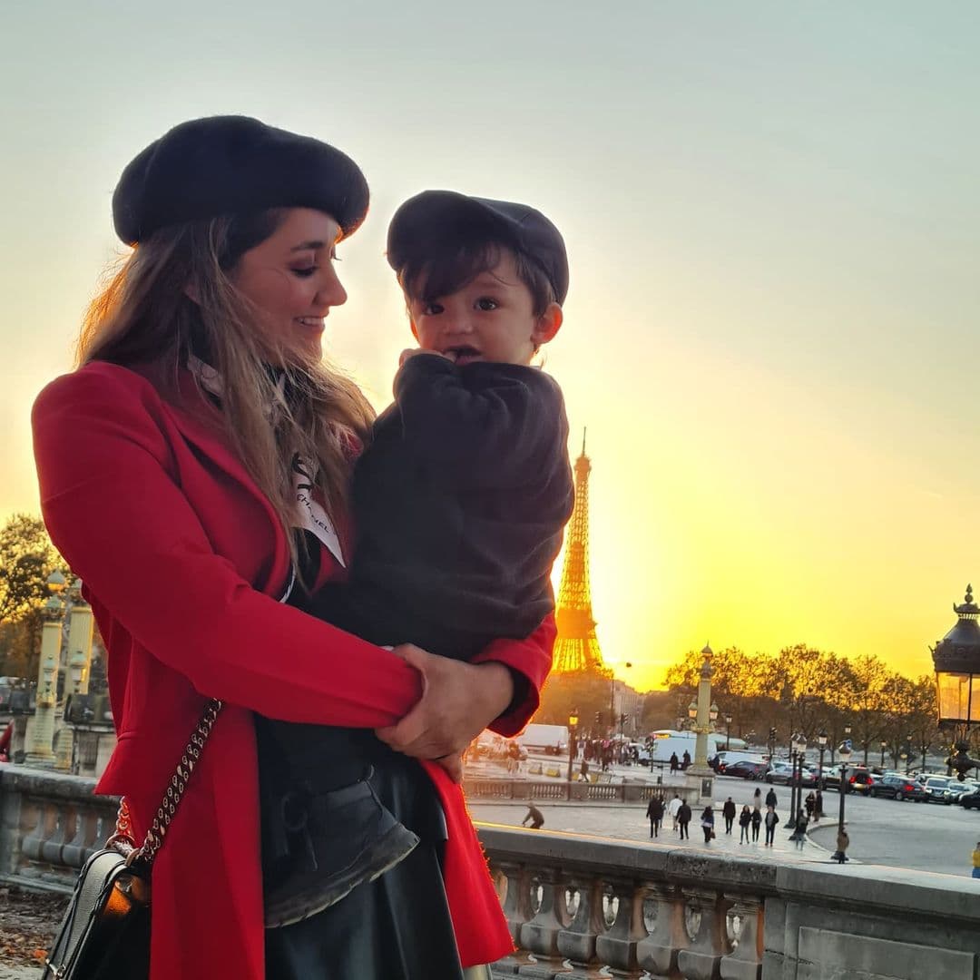 Terminamos con esta tierna foto de Sherlyn con su hijo André por las calles de París en donde ambos derrocharon glamour y estilo. El outfit de Sher es perfecto para verte moderna, fresca, híper a la moda y, sobre todo, estar súper cómoda. Para replicarlo asegúrate de ponerte un vestido o set negro de base, una mascada blanca, un abrigo rojo ¿y por qué no? aunque no estemos en Francia puedes añadir la boina para te veas igual de chic que ellos. ¡Nos encanta!