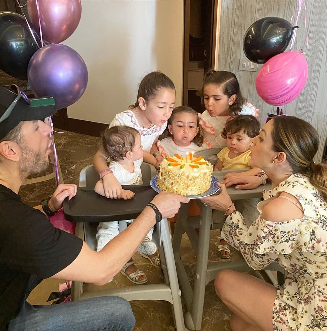 Jacky Bracamontes y el resto de la familia Fuentes Bracamontes le cantaron el 'Happy Birthday' a Emilia y Paula