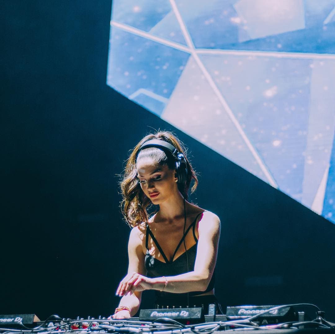 Es parte de un dueto latino de Djs llamado Atmsphre con Esther Anaya