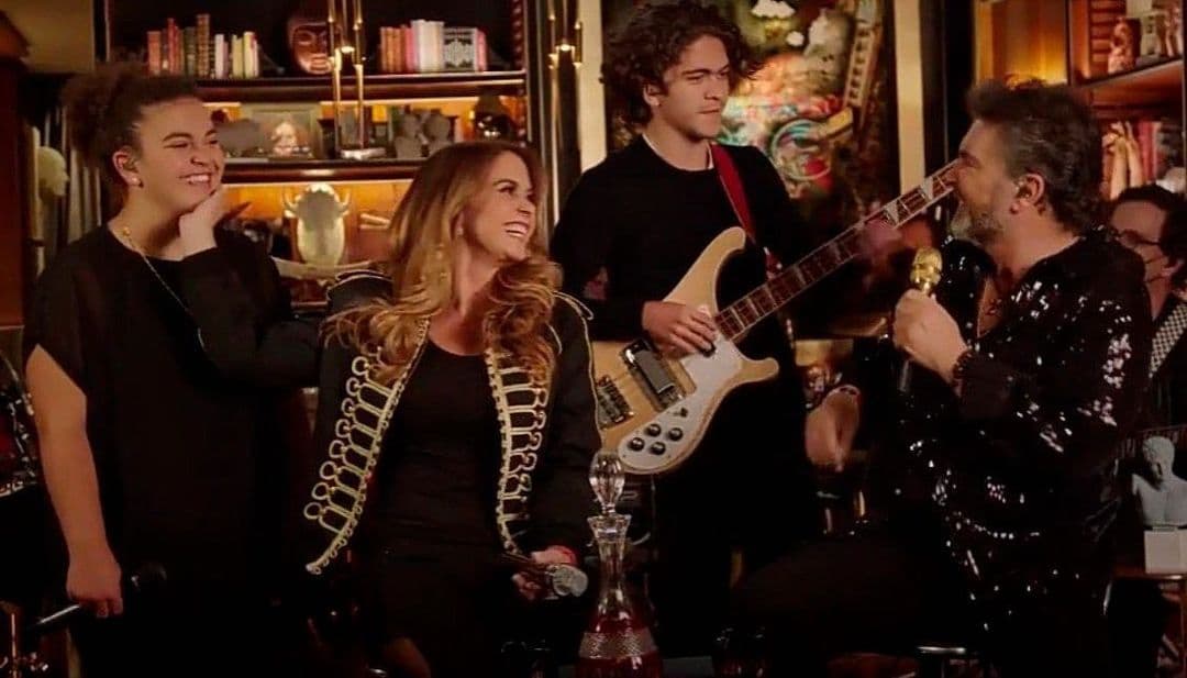 Hermano de Lucerito Mijares le tumba el reinado y enternece con tierna foto junto a Lucero