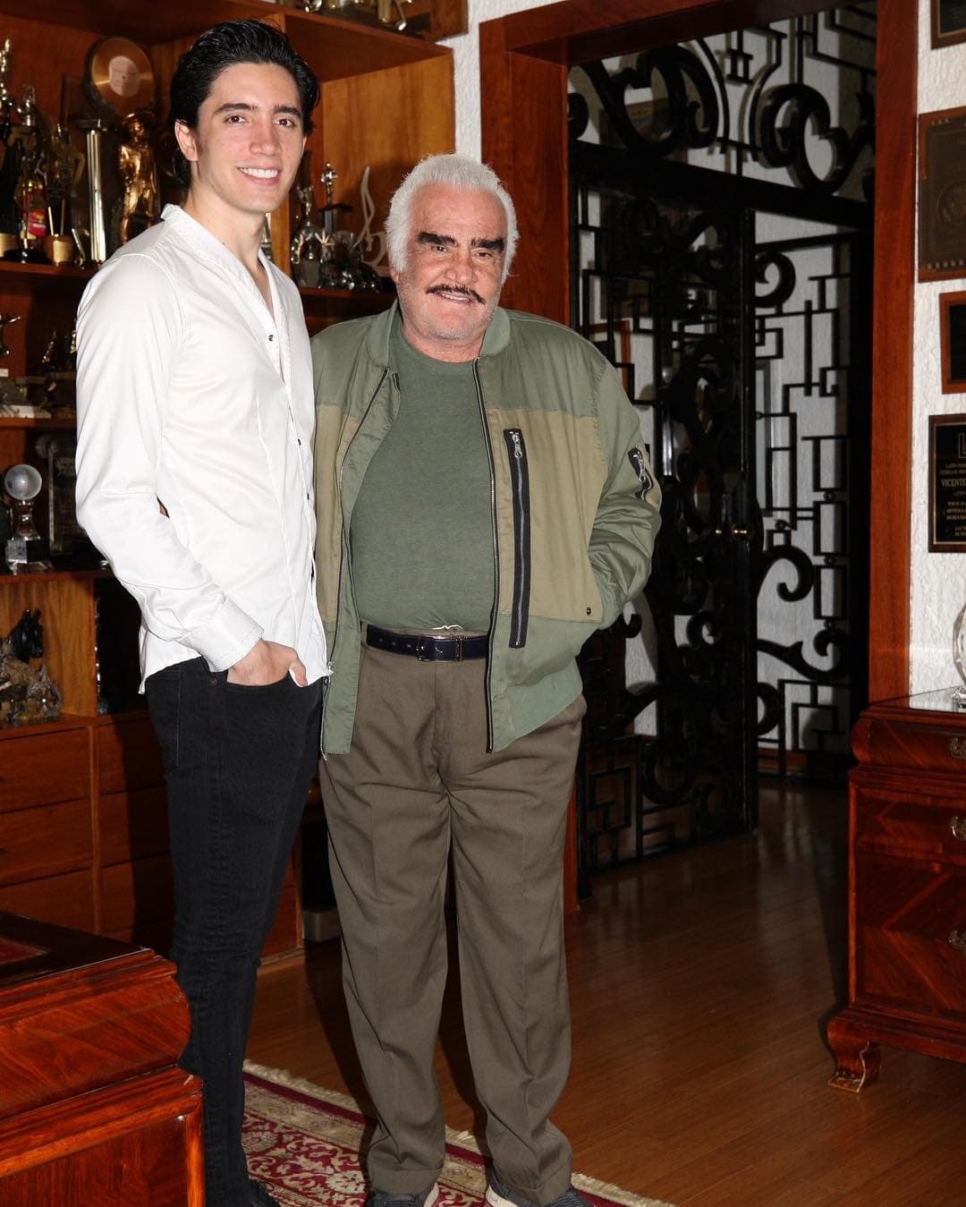 Alex en compañía de su abuelo, Vicente Fernández