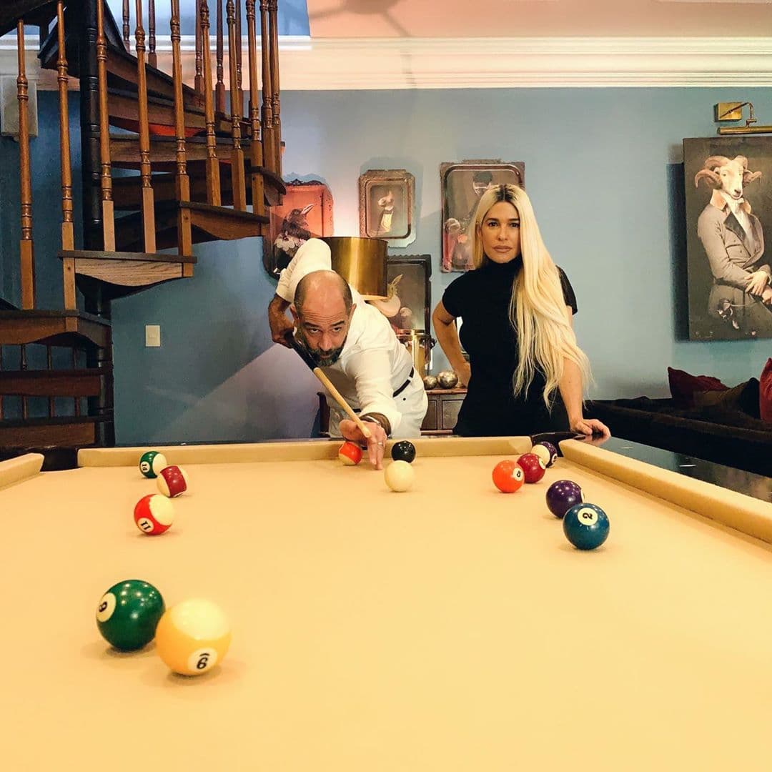 Encantada con su nueva imagen, Martha ha compartido con sus seguidores que su peluca rubia ya no se la quita por nada del mundo: “día 4: todavía güera”.