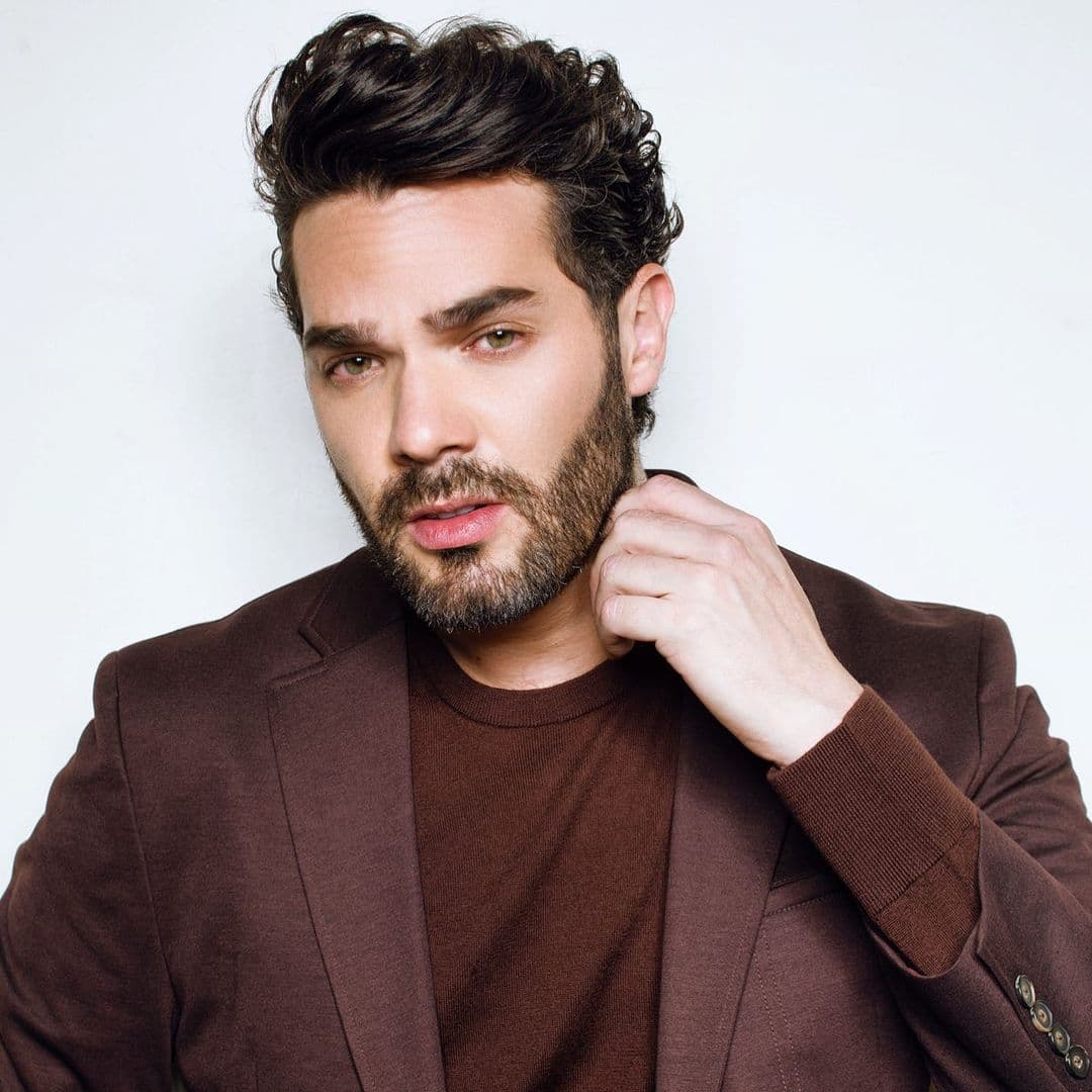 El primero es el galán Carlos Athié, quien aún no sabemos cuál será su papel en la serie de comedia, pero esperamos verlo con ansias.