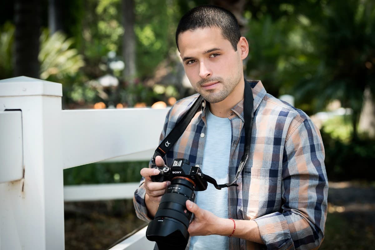 Gonzalo Vega Jr es hijo del fallecido primer actor Gonzalo Vega, quien ha destacado por su talento al aparecer en proyectos como ‘Mi marido tiene más familia’ y ‘La Desalmada’, telenovela donde robó suspiros con su personaje de ‘Piero’.