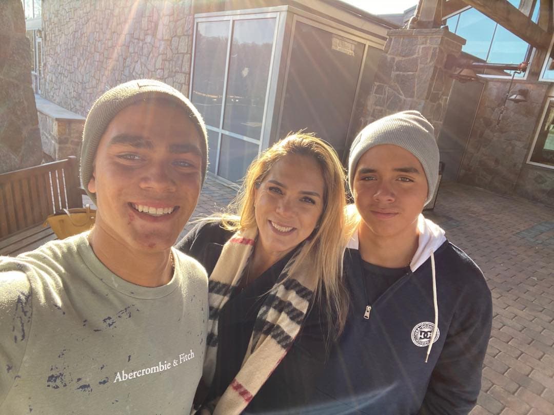 Los adolescentes, quienes hace unos días cumplieron 17 años, viven con su mamá en Perú, aunque visitan constantemente Estados Unidos y México.