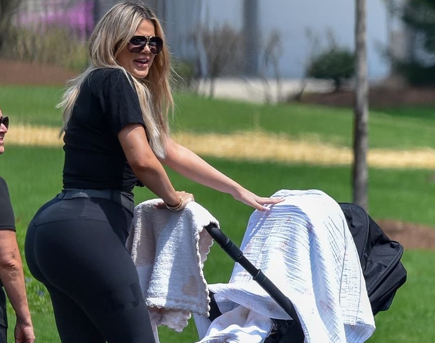 Khloé Kardashian lleva a su bebé de paseo acompañada de su equipo de seguridad en Cleveland, Ohio.