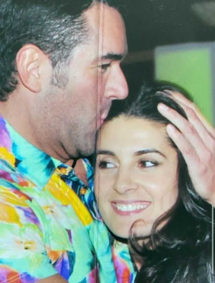 <b>Mayrín Villanueva</b>, quien suele siempre presumir el amor por su esposo,
<b> Eduardo Santamarina</b>, publicó una serie de imágenes con él, dedicándole “¡¡¡Así es mi mejor estado. En tus brazos amor, feliz San Valentín, te quiero para siempre @eduardosantamarinamx mi gran amor”, apuntó en su cuenta oficial de Instagram.