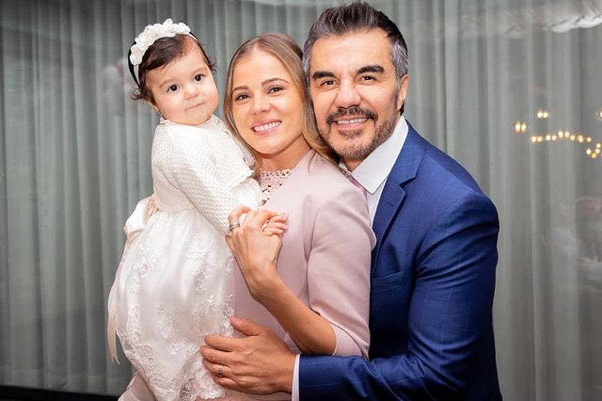 Adrián Uribe y Thuany Martins celebran el bautizo de su hija Emily con íntima fiesta
