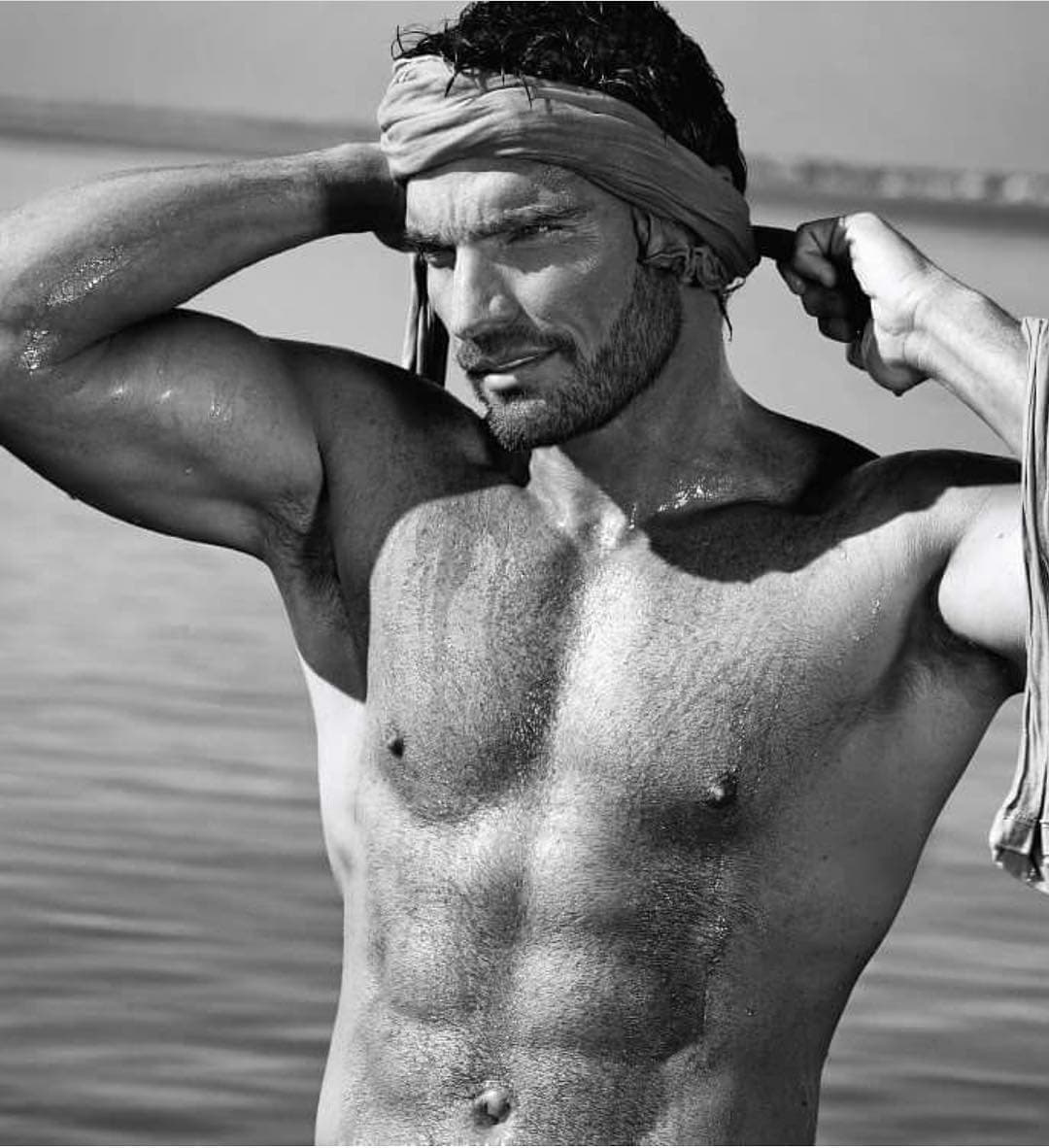 Julián Gil es un actor, modelo y animador originario de Argentina.