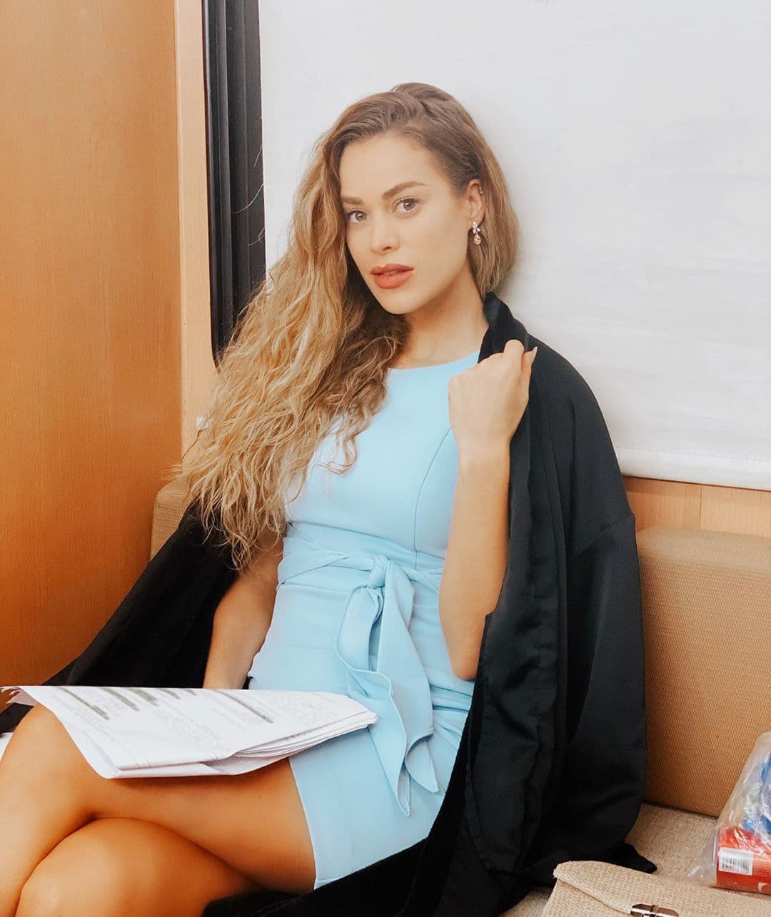 En su posteo de Instagram, Candela Márquez precisó que el objetivo era conseguir un tono castaño oscuro, tal como el que lucía la mujer de la imagen que colocó en su perfil. Sin embargo, el rubio de su cabello había tomado un aspecto verde, sobre todo en la puntas, donde más decolorado estaba.