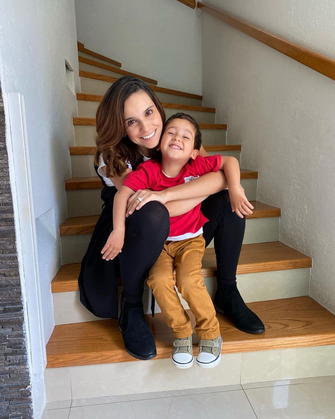 ¡Se adelantaron los Reyes Magos! Tania Rincón muestra los regalos que ya recibieron sus hijos