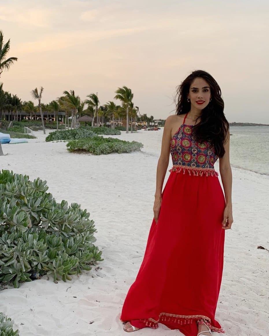 "Disfrutando del calorcito y el aire limpio de Playa del Carmen", escribió la actriz luciendo otro look para sus personajes de "La Usurpadora".
