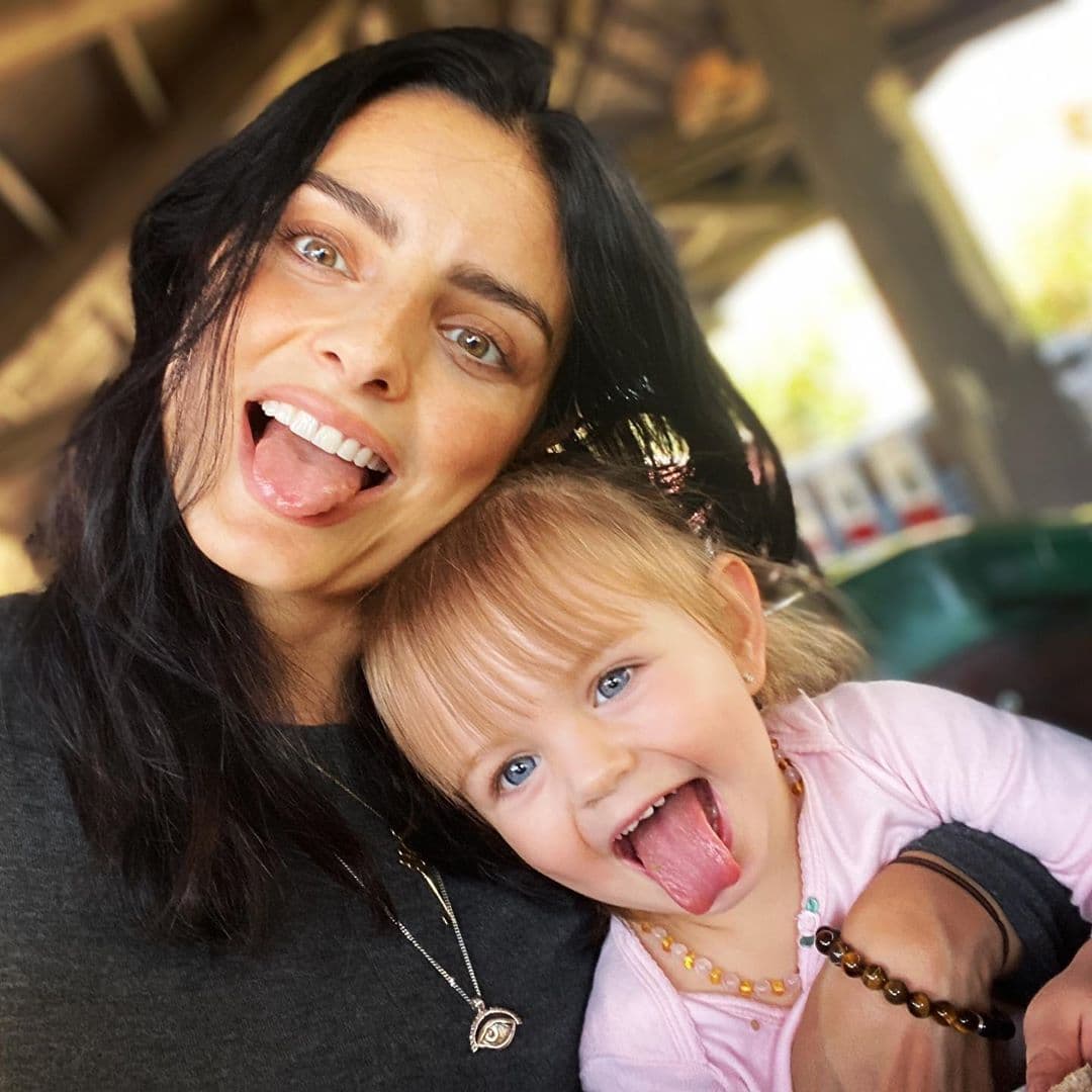 Aislinn Derbez fue de las primeras en comentar la publicación y junto a varios emojis con ojos de corazón, señaló: ‘Ya casi cumple 2 nuestro bebé’.