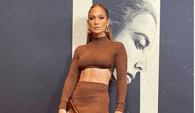 Los impactantes outfits otoñales que JLO ha presumido en redes