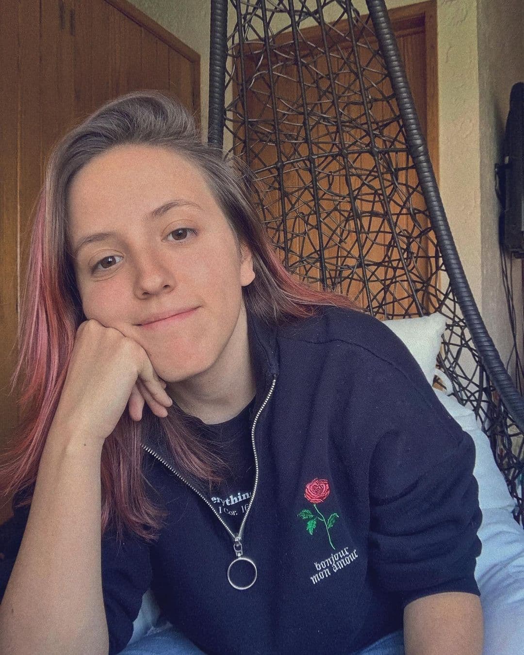 “Yo tenía una sección en la que salía con animales exóticos, mi mamá me puso en sus piernas, yo tenía una paleta, de la nada se ve que el león voltea a verme y dice ‘esta es mi presa’. De ahí mi mamá me agarra, grita, nadie sabía qué hacer. Me quitan al león… Obviamente se acabó la sección y nada más tenía un rasguñito”, detalló redes sociales.