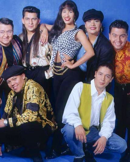 La cantante y sus hermanos alcanzaron la fama en 1984 y hasta 1988 conservaron el nombre de ‘Selena y los Dinos’.