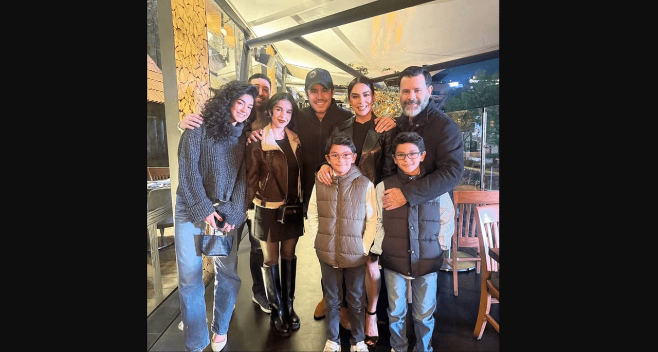 Esta es la última foto que Biby Gaytán publicó junto a su hija Alejandra y su ahora esposo