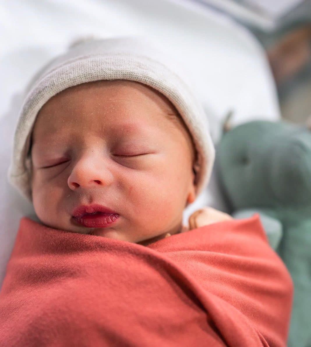 "¡Temprano esta mañana, a las 12:27, nació nuestro hermoso bebé Noah! Nunca había conocido un amor como este. Gracias @ch14 por darme el mejor regalo que jamás habría imaginado. Los amo tanto", escribió la australiana, de 24 años, junto a una de las imágenes del recién nacido el 16 de junio de 2019.