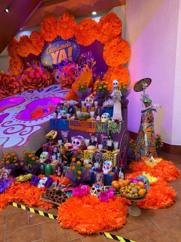 Podemos encontrar también las famosas catrinas, comida, bebida y el tradicional pan de muerto.