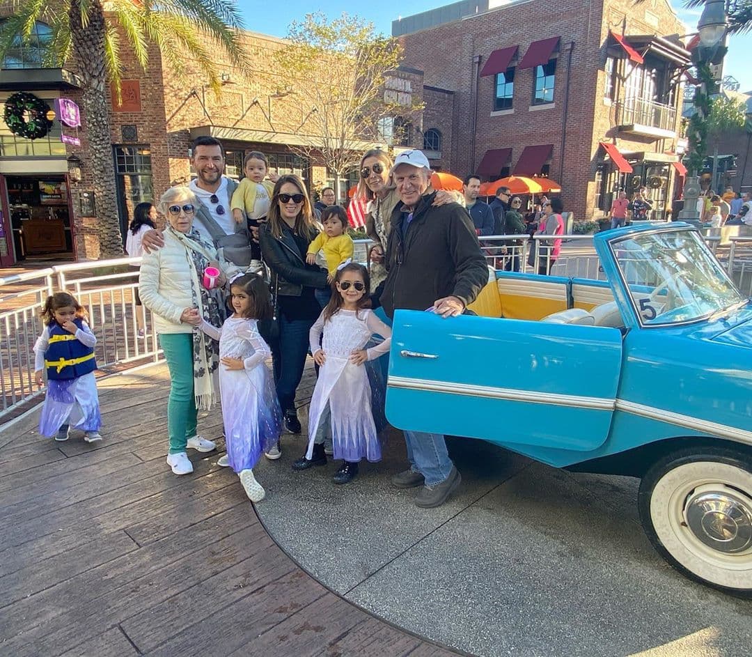 Jacky Bracamontes precisó que ama realizar estos viajes acompañada de sus padres y de su suegra. “Toda la familia”, señaló como descripción de una imagen en la que aparecen todos posando.
