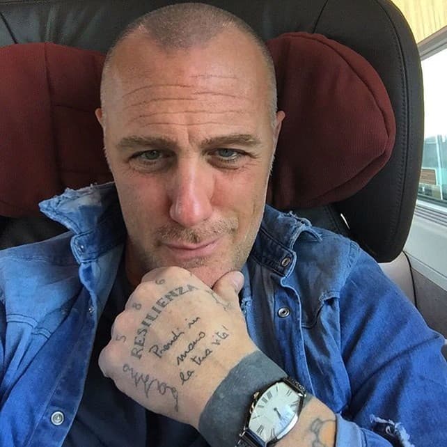 Antes de volverse una celebridad de Internet, el millonario y también DJ lucia muy diferente. Aún no dejaba ver su cabello con canas y tampoco enseñaba el six pack con el que actualmente presume una gran variedad de tatuajes.