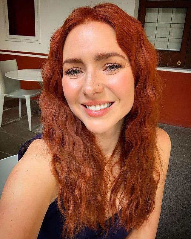 Ariadne Díaz exhibe su rojiza cabellera con nuevo look y aseguran que parece muñeca